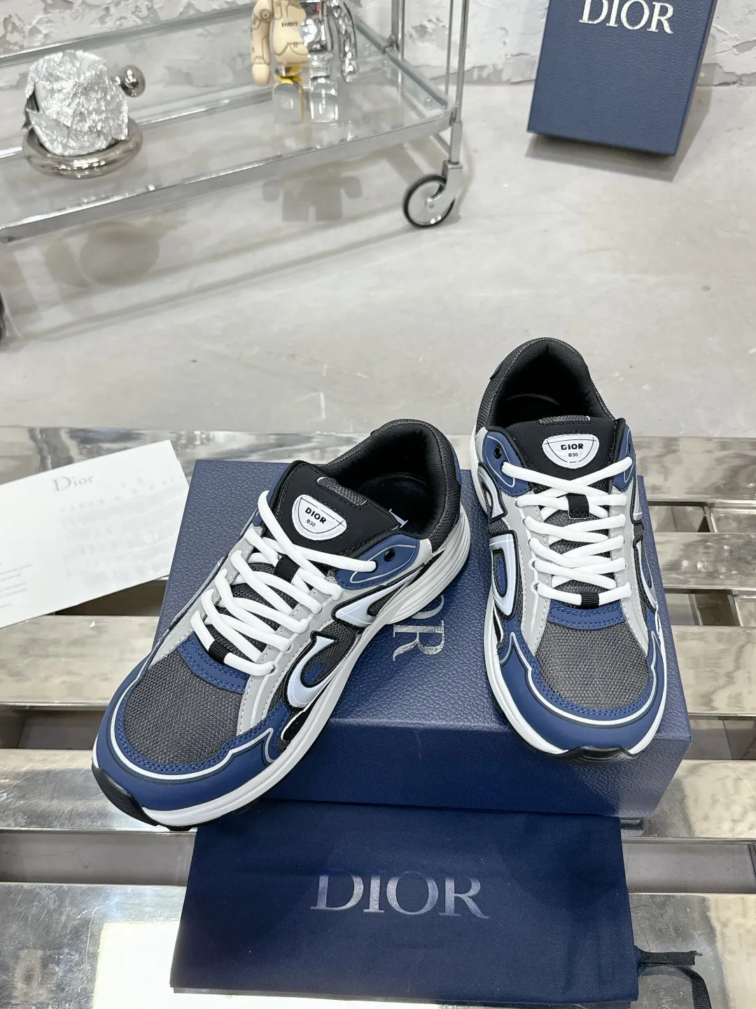 Men's men's shoes 💰600❤️❤️❤️High version Dior Dior's latest color matching B30 series reflective dad sneakers original 17380💰 purchased for development and production Brand new B30 sneakers Dad Shoes style shoes that follow the trend of the retro market The Dior logo on the tongue also indicates that this pair of shoes is the B30 model! B30 uses fine-textured leather and mesh cloth materials to form a shoe body. There are conspicuous letters CD on both sides of the shoe body to indicate identity. Many lines on the shoe body outline details to make the shoes look less monotonous and full of retro flavor. The delivery counter is exquisitely packaged🛍📦 ▪️Fabric: Original customized technical fabric + mesh ▪️Inner lining: Customized breathable lining ▪️Outsole: Original molded IP foam + TPU outsole ▪️Sole thickness: 3.5CM ▪️Size: Women’s size 35-40 / Men’s size 39-46